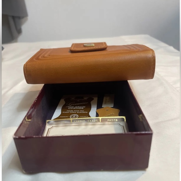 New Belle Brummel Clutch Wallet Style #88303 Genuine Leather With Design - Picture 5 of 10